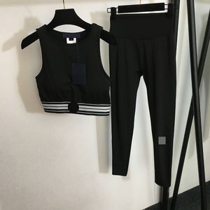 Tasarımcı Kadınların Takipleri Siyah Lüks Yoga Tank Sütyen Leging Set Lüks Trailtsuit Seksi Kırpılmış Yaz Salonu Sportif Singlet Pantolon Kıyafetleri Spor Giyim