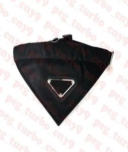 Marka Pets Tükürük Havlu Yakası Metal Logosu Pet Bib Bandanas Köpek Giyim Yüksek Kaliteli Köpekler Scarf9943686