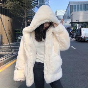 Korean förtjockad Mink Velvet Coat Kvinnor Vinterkläder Jacka Version Löst imitation Rabbit Päls Plush Hooded Fur Coat 240124