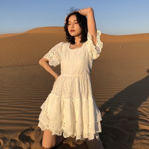 Inspirerad broderad spetsfestklänning Tiered Ruffled Layers Chic Women Dress White Cotton Summer Dress New Vestidos 210412