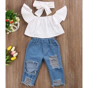 „Entzückendes Baby-Set für Mädchen: weißes Oberteil mit fliegenden Ärmeln, zerrissene Jeans-Jeanshosen, Schleifen-Stirnband – 3-teiliges Designer-Kleidungsset für stilvolle Mädchen“