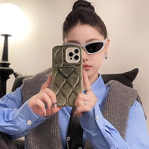 iPhone 15 Pro Max Designer Velvet Phone Case for Apple 14 13 1211豪華なベロア3Dエンボスパターントレンディ冬秋の秋のモバイルバックカバーCoque Fundas Green