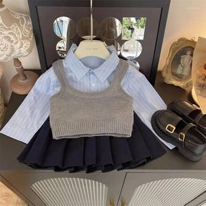 Set di abbigliamento Ragazze alla moda in stile coreano per l'autunno con gilet lavorato a maglia, camicia a righe e gonna a pieghe, vestiti per ragazze da 2 a 8 anni