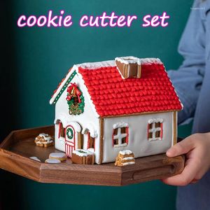 Moldes de cozimento 18/10pcs 3D Cortadores de biscoito de Natal Xmas Aço inoxidável Gingerbread House Cortador Conjunto com boneco de neve Molde de árvore de rena