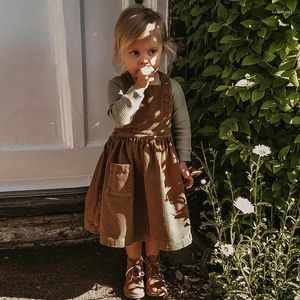 Girl Dresses Girl's Retro Corduroy Strappy Dress med fickor 2024 Autumn and Winter French Rustic Style Baby Swing Princess