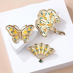 Brosches Palace Classical Emamel Flower Golden Butterfly Women Retro Fan Elegant Exducite Coat Pin Creative Jewelry