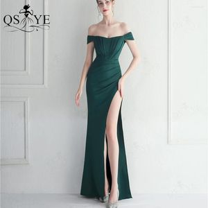 Abiti da festa Spalle scoperte Abito lungo verde da ballo Corpetto increspato Abito diviso sexy Fodero in raso elasticizzato Ragazza Smeraldo Damigella d'onore serale