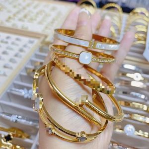 Bracciale rigido placcato oro 18 carati di design di lusso di nuovo arrivo per le donne No Se Desvanece Bracciale trifoglio in acciaio inossidabile