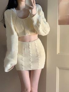 İş elbiseleri 2024 Sonbahar Tatlı Etek 3 Parça Set Office Lady Blon Sinemsi Seksi Yelek Kadın Parti Mini Kore Moda Şık