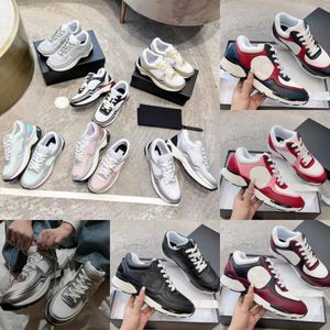 2023 designer sapatos esportivos casuais femininos de malha de couro emendando tênis de moda luxuosos diariamente primavera e outono versátil sapatos casuais de sola grossa EUR35-41