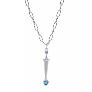 Collana con pendente a forma di spada con pugnale blu a forma di cuore medievale di tendenza alla moda, gioielli di lusso leggeri da uomo e da donna