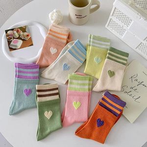 Skarpetki dla kobiet 1 para Kobieta długie paski miłosne serce moda zimowa jazda na rowerze bawełny słodki koreański styl kawaii nogi podgrzewacze socken damen