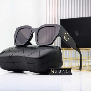 2024 Designer Party Solglasögon för män fashionabla för kvinnor populära på internetklassiska glasögon