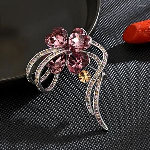 Broschen 2024 Kleine glückliche vierblättrige Kleeblatt Luxus Kristall Corsage Brosche High-End-Bankett Kleidung Zubehör Pins