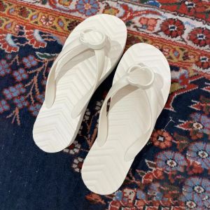 منصة صيفية جديدة Thong Sandal Womens Fashion عرضة حذاء شنيع شرائح مطاطية فاخرة الرمال مصممة أحذية مسطحة شاطئ شاطئ السفر متكافس بغل عالي الجودة