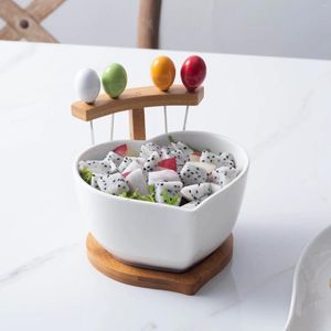 Миски в простом стиле, чисто белая керамическая посуда с вилкой для фруктов, деревянная подставка, раковина, магазин десертов, послеобеденный чай, салат