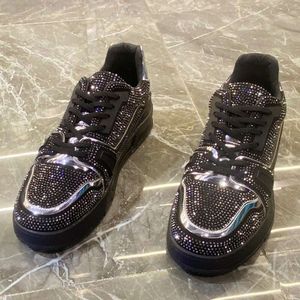 Casual Shoes European Webbplatsens populära trendiga skor Rhinestones Men's Casual Shoes 2024 Nya svampkakor Fashionabla och personaliserade