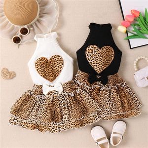 Kläder sätter barn tjej sommarkläder hjärtmönster ärmlös ribben stickad tank tops tiered ruffles leopard tryck kjolar 2 st kläder set