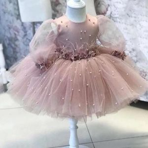 女の子のドレスは、結婚式のためのサテンの腫れをしますピンクのチュールパールとフェザーベイビーキッドファースト聖体