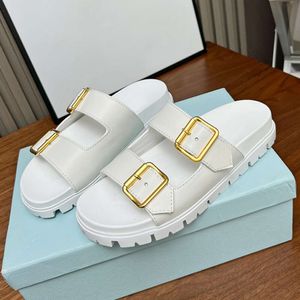 Kvinnliga strandskivor Ny designer Sandaler läder mode spänne glidfota sandaler sommarslip på tofflor svarta skor med ruta 520
