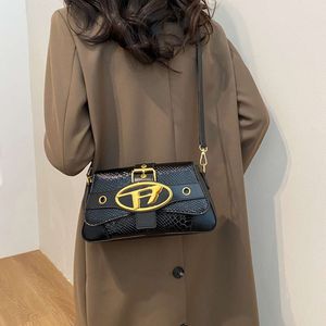 نمط ثعبان متعدد الاستخدامات فتاة متعددة الاستخدامات مع Crossbody جديد مع سلسلة معدنية صغيرة Dingdang Women's Bag 2024 78 ٪ قبالة المتجر بالجملة