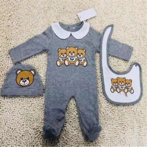 Designer söta nyfödda babykläder Set Infant Baby Boys Bodysuit Printing Bear Romper Baby Girl Jumpsuit Bibbs Cap Outfits Set 0-18 månad CSG2402028-6