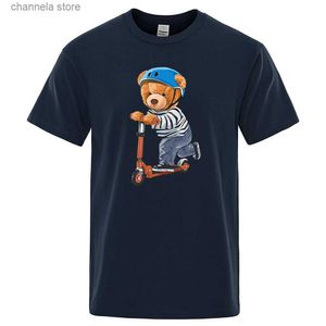 メンズTシャツバランスの取れた車で遊んでいる小さなテディベアの男性Tシャツ特大のルースTシャツ綿Tシャツヒップホップ通気性TシャツT240202