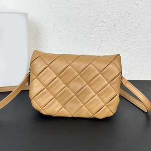 Vävd kuddepåse crossbody väska designer handväska kvinnor klaff väska fast färg axel väskor metall bokstav hasp intern blixtlås fick metall borttagbar band koppling handväska