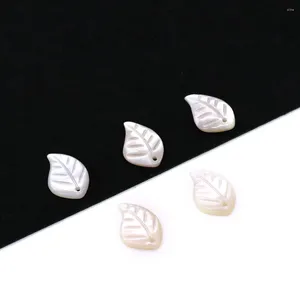 Charms 5st/Bag Natural Shell Fashion White Leafformed Pearl Mother Pendant används för DIY självgjorda kvinnor Dekorativa halsband