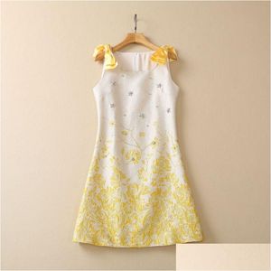 Grundläggande casual klänningar europeiska och amerikanska kvinnor kläder 2023 våren ny båge jacquard tryck ärmlös gul fashi dhzko