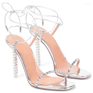 Sandálias Rhinestone Sier Diamond Stiletto Aberto Mulher de Toe Summer 2024 Sapatos de moda de saltos cruzados de laço alto quadrado para mulheres