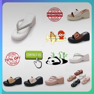 Designer Casual Platform High Rise Soled PVC Slippers Summer Sliders Män Kvinnor Rainbow Slides Memory Sandaler Kudde Slipper Cloud Slide Inomhus