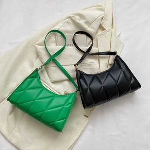 Bolsas de noite na moda feminina bolsa de ombro de couro PU nas axilas bolsa de cor sólida lazer pendulares pequenos sacos de alça moda zíper embreagem