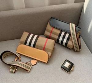 Kvinnors herr mode axelpåsar designer crossbody nylon handväska plånbok bokstäver plånböcker strip pursar flap j0203