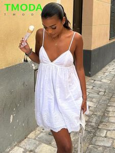 Casual Dresses T Moda 2024 Summer Women White Cotton Embrodery Dress Ladies V Neck Sleuntveless Strap Tie Ruffle Heme mantel Kvinna Vestidos