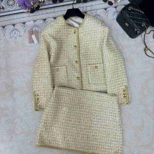 Abito a due pezzi firmato Miao 24 Inizio primavera Nuova piccola fragranza Morbido tweed grossolano Luce Lusso Set alto Moda Girocollo Cappotto corto dorato Mezza gonna