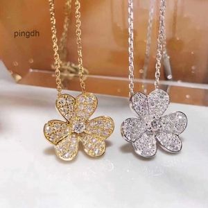 밴 클로버 목걸이 Cleef Four Leaf Clover Neckalces Designer Fourleaf Clover Necklace Luxury Top v Gold High Edition Lucky Womens Deoagn 18k Rose Gold Full Diamo