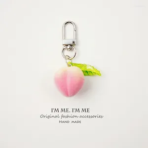 Nyckelringar 2024 Söt 3D Peach Summer Fruit Metal Keychain for Women Key Chains Ring Car Bag Pendent Charm AirPods Accessories X72