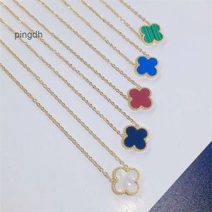 Van Clover Necklace Cleef Four Leaf Clover Neckces Van Clover Lucky Necklace Girls Four-Leaf Necklace Titanium Steel 18K Simple Pendant Network Collar Chain Chain Chain