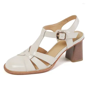 Sandali in vera pelle retrò con tacco alto estate punta chiusa sandalo cavo da donna beige marrone con cinturino a T scarpe casual