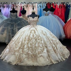 Glitter Quinceanera Dresuj z aplikacji na ramiona koronkowe koraliki na 15 dziewcząt piłkę formalne suknie Sweet 16 sukienki koronkowe szacie balowe de