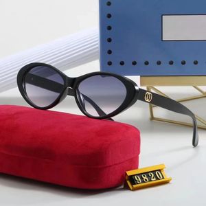 Solglasögon för kvinnor Klassiskt sommarmode 9820 Style Metal and Plank Frame Eye Glasses Top Quality UV Protection Lens