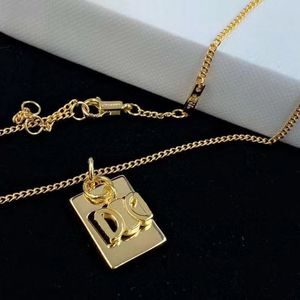 Designer Hollow Interlocking Copper Necklace Minimalism Square Necklace Womens Carve Gold Choker Vintage Victory Gate Pendant Chains Necklaces