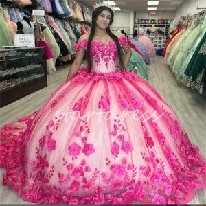 Lyxiga heta rosa blommor quinceanera klänningar sexton födelsedagsfest klänning charro vestidos de xv debutante mexikanska off axlar bollklänning söt 16 klänning elegant 2024