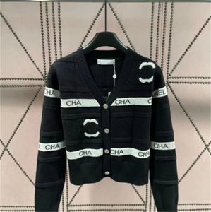 24SS COATWOMEN Vネックニットカーディガン初秋に新しいカジュアルと快適な黒と白の文字長袖のセーターコート