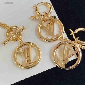Klassiskt titanstållåshalsband Kvinnors guld silver bokstäver presentflickvän bröllop inlagd med diamanter lyxiga designer smycken är inte fade1 3q39