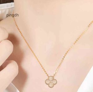 Van Clover Necklace Cleef Four Leaf Clover Neckces Fashion Vans Fourleaf Clover Titanium Steel Classic Designer Jewelry Par Necklace Womens Zircon Pendant VA