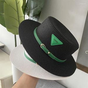 Breda randen hattar sommarresor franska platt hals hatt mode läder spänne små kvinnors solvatten varumärke inverterad triangel 2371