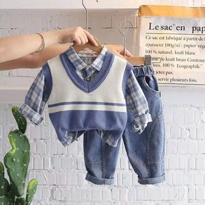 Set di abbigliamento OLEKID 2024 Primavera Autunno 3PCS Bambini Ragazzi Set Ragazze Gilet lavorato a maglia Cappotto Camicia di cotone Jeans Pantaloni Baby Boy Copre il vestito