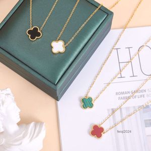 Дизайнерские ювелирные изделия Van Clover Neckalce Cleef Четырехлистный клевер Ожерелья Модные модные цветы Четырехлистный клеверный ключ Кулон Ювелирные изделия из золота 18 карат